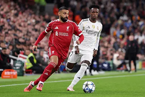 ألونسو يرد.. لماذا لم يستبعد فينيسيوس كما فعل ليفربول مع صلاح؟